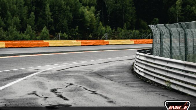 Track limits: λευκή γραμμή και kerbs σε στροφή πίστας με λογότυπο Engine Power