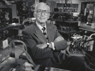Ο Έλληνας μηχανικός και ιδρυτής της Thermo Electron, George N. Hatsopoulos, σε εργαστήριο του MIT. Φωτογραφία: Jim Harrison / MIT.