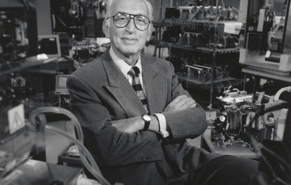 Ο Έλληνας μηχανικός και ιδρυτής της Thermo Electron, George N. Hatsopoulos, σε εργαστήριο του MIT. Φωτογραφία: Jim Harrison / MIT.