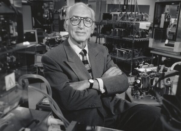 Ο Έλληνας μηχανικός και ιδρυτής της Thermo Electron, George N. Hatsopoulos, σε εργαστήριο του MIT. Φωτογραφία: Jim Harrison / MIT.